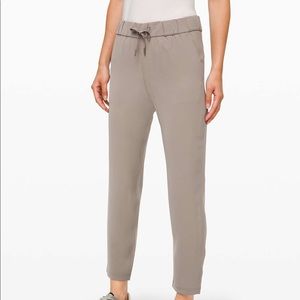 On the Fly 7/8 pants, woven in carbon dust colour EUC